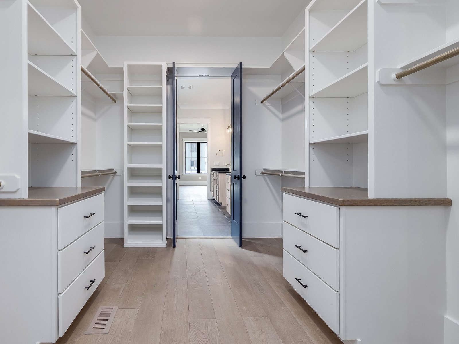 1309-Edwards-Pond-Ct-Apex-NC-print-060-064-Walk-in-Closet-4200x3150-300dpi