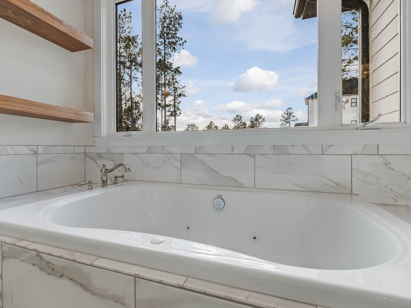 Sandpiper-at-Seaforth-Landing-print-068-073-Primary-Bathroom-4200x3151-300dpi