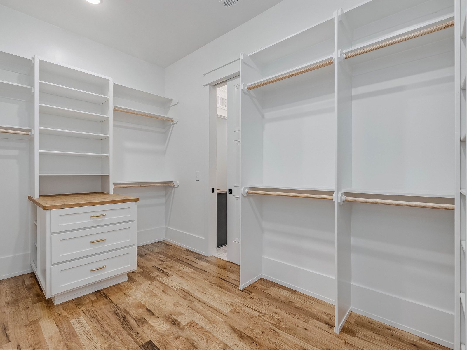 Sandpiper-at-Seaforth-Landing-print-071-054-Walk-in-Closet-4200x3151-300dpi