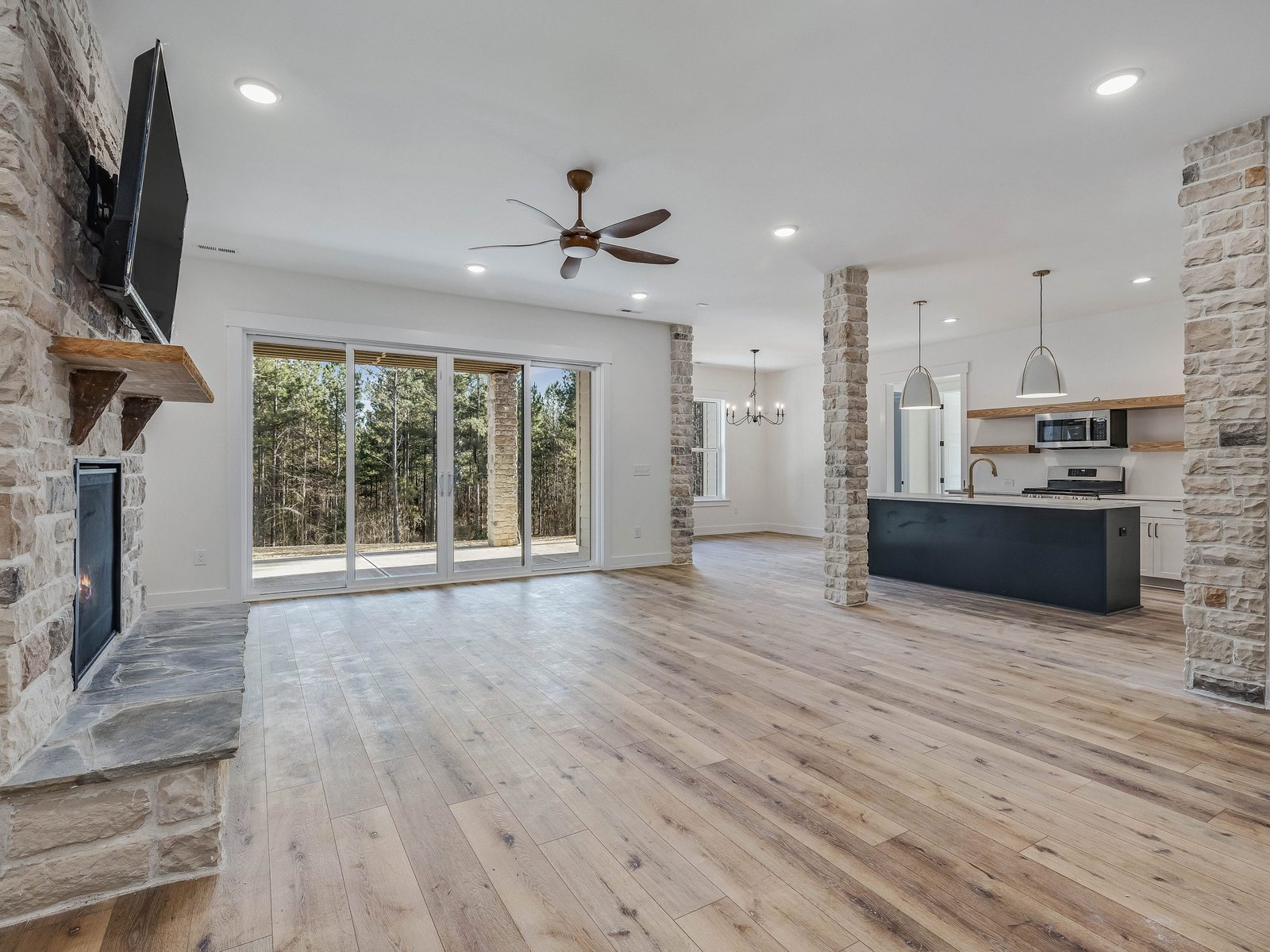 Sandpiper-at-Seaforth-Landing-print-081-052-Family-Room-4200x3151-300dpi