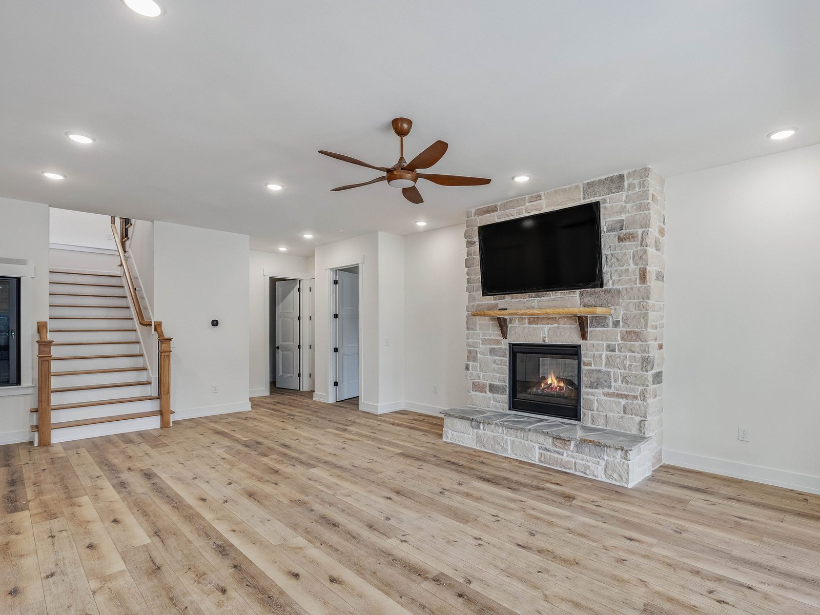 Sandpiper-at-Seaforth-Landing-print-085-066-Family-Room-4200x3151-300dpi