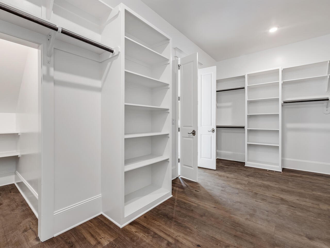 Walk-in-Closet-047-036-1280x960-1